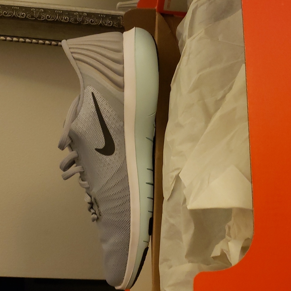 Women's Nike flex Supreme TR 5 size 8.5 in box never worn